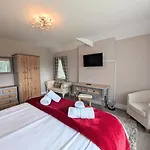3 Bed In 93202 Holiday home